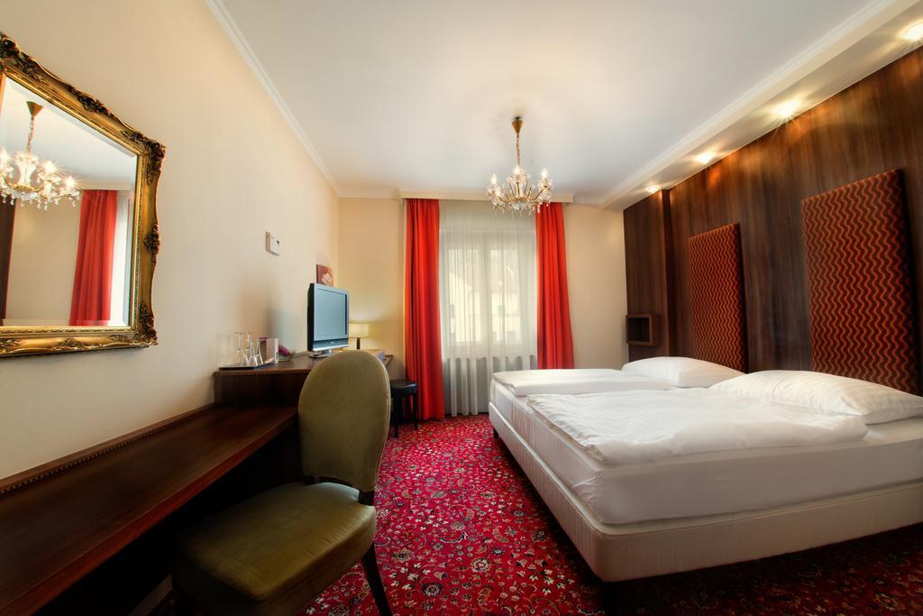 Hotel Kristaly Imperial Tata Exterior foto
